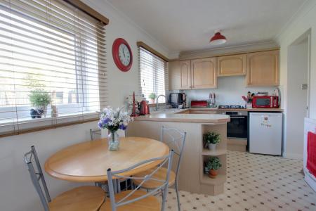 KITCHEN/BREAKFAST ROOM