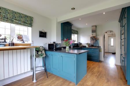 KITCHEN/BREAKFAST ROOM