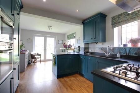 KITCHEN/BREAKFAST ROOM