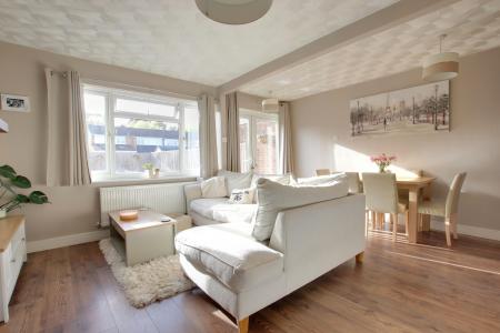 LOUNGE/DINER