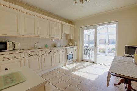 KITCHEN/BREAKFAST ROOM