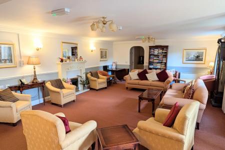 LOUMMUNAL LOUNGE