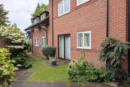 COMMUNAL GARDEN WITH PATIO DOORS