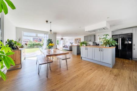 KITCHEN/DINER/FAMILY ROOM