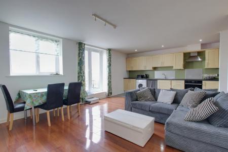 KITCHEN/LIVING ROOM