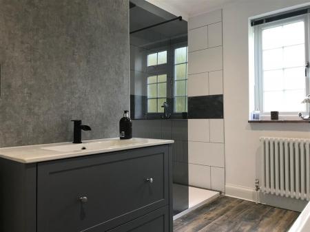 Owners pic of shower.jpg