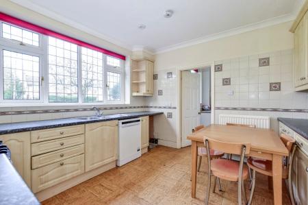 KITCHEN-BREAKFAST ROOM