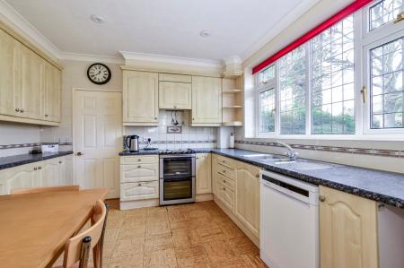 KITCHEN-BREAKFAST ROOM