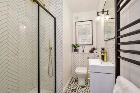 GROUND FLOOR SHOWER/WC