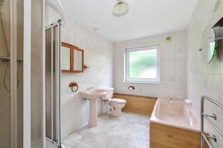 En suite 4-Piece Bathroom