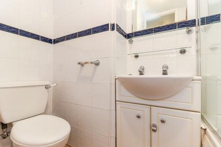 Family Bathroom - View 2