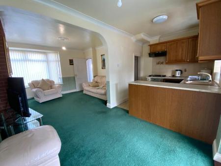 OPEN PLAN KITCHEN/LIVING ROOM