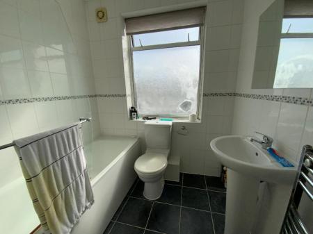 FIRST FLOOR BATHROOM