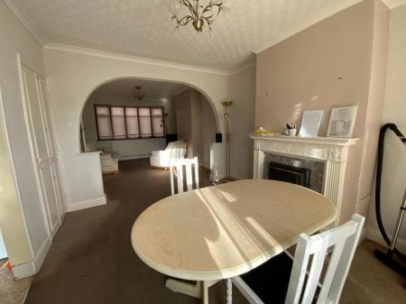 LIVING ROOM 27'5 x 11'2