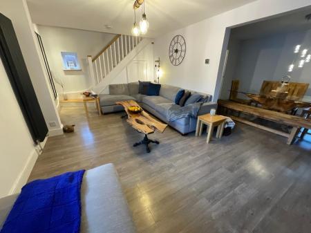 LIVING ROOM 22'2 x 11'3