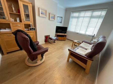 LIVING ROOM 13'4 x 9'9