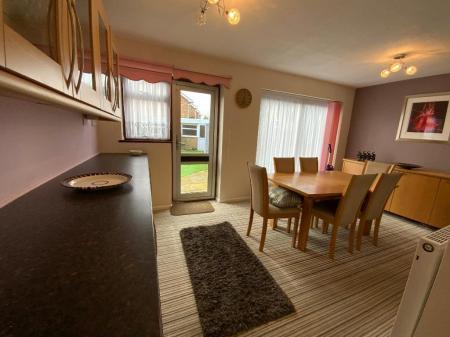 L-SHAPED KITCHEN DINER 18'11 x 16'1