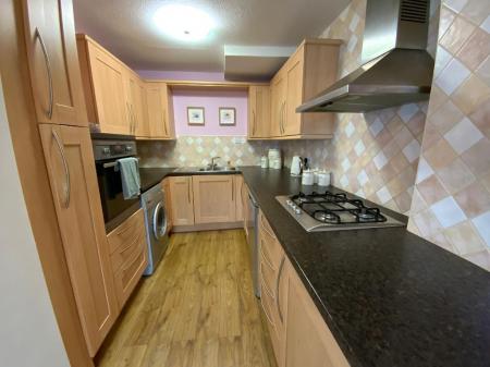 L-SHAPED KITCHEN DINER 18'11 x 16'1