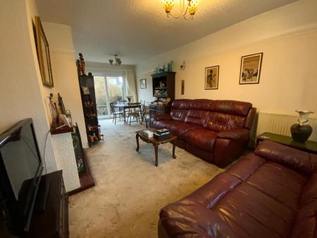 LIVING ROOM 21'11 x 11'6