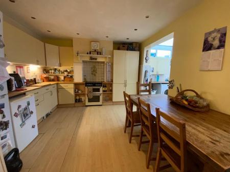 KITCHEN/DINING AREA 13'8 x 11'9