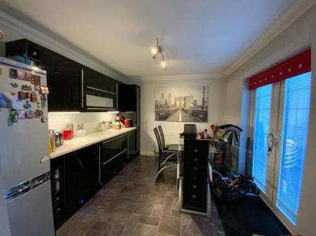 L-SHAPED KITCHEN 20'4 x 12'10