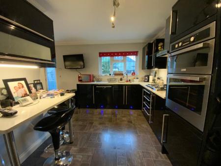 L-SHAPED KITCHEN 20'4 x 12'10