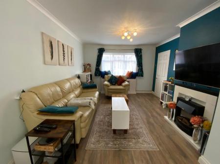 LIVING ROOM 22'5 x 11'7