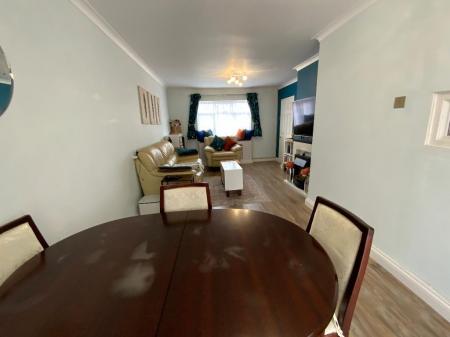 LIVING ROOM 22'5 x 11'7