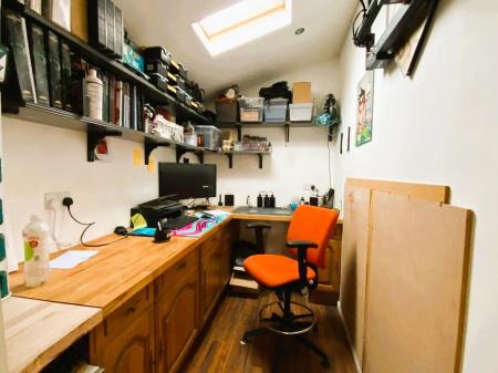 LEAN-TO OFFICE 11'10 x 5'9