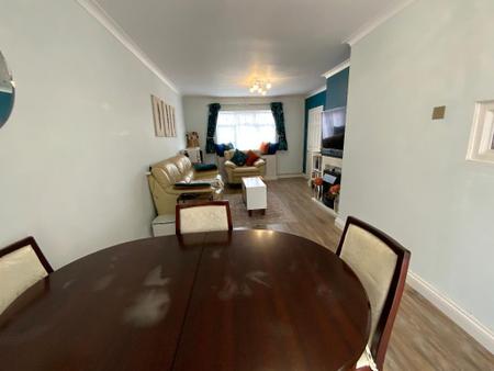 LIVING ROOM 22'5 x 11'7