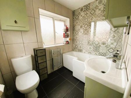 FIRST FLOOR BATHROOM