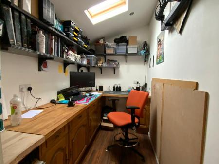 LEAN-TO OFFICE 11'10 x 5'9