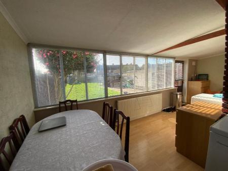 DINING AREA 20'4 x 9'1