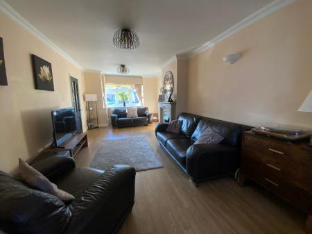 LIVING ROOM 21'10 x 11'