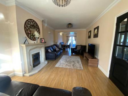 LIVING ROOM 21'10 x 11'