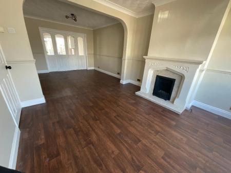 LIVING ROOM 23'10 x 11'2