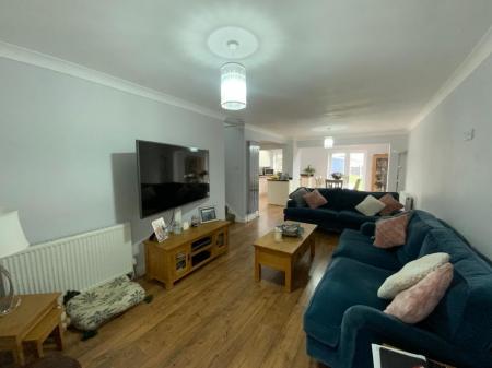 LIVING ROOM/KITCHEN 32'3 x 19'3>10'10