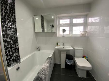 FIRST FLOOR BATHROOM