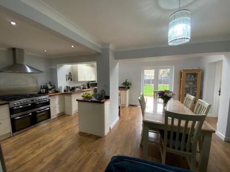 LIVING ROOM/KITCHEN 32'3 x 19'3>10'10