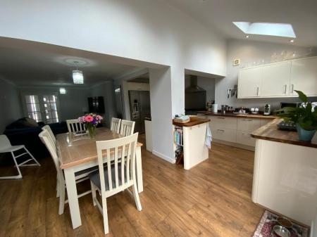 LIVING ROOM/KITCHEN 32'3 x 19'3>10'10