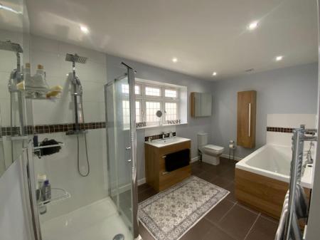 EN-SUITE 13'6 x 7'3