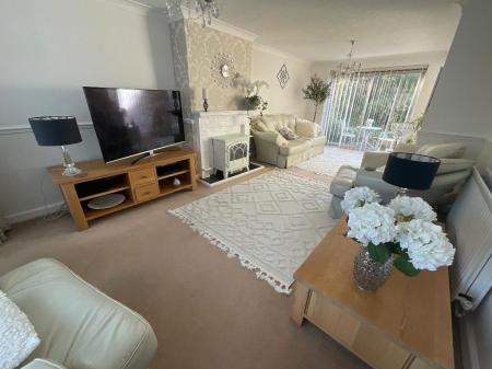 L-SHAPED LIVING ROOM 24'4 x 11'5>17'9