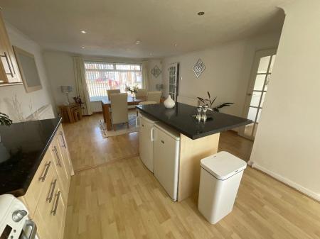 KITCHEN/DINING ROOM 22'9 x 13'9