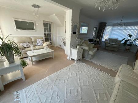 L-SHAPED LIVING ROOM 24'4 x 11'5>17'9