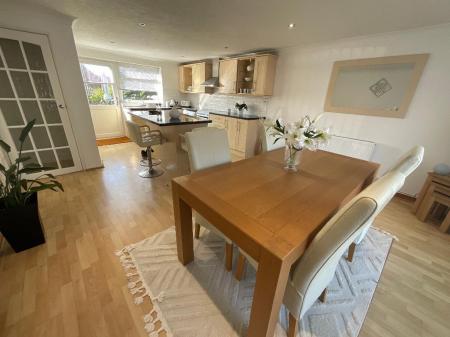 KITCHEN/DINING ROOM 22'9 x 13'9