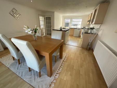 KITCHEN/DINING ROOM 22'9 x 13'9