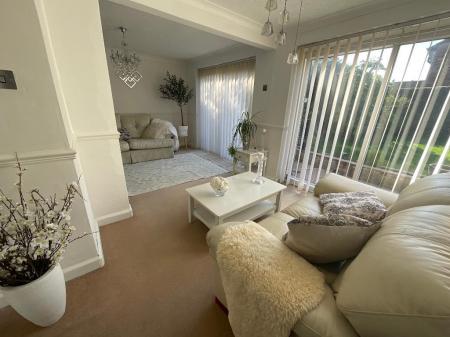 L-SHAPED LIVING ROOM 24'4 x 11'5>17'9