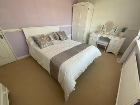 BEDROOM TWO 13'9 x 9'4