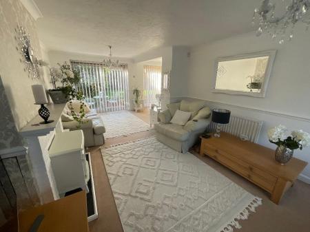 L-SHAPED LIVING ROOM 24'4 x 11'5>17'9