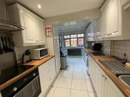 L-SHAPED KITCHEN 17' x 16'4